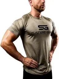 Produktbild: Satire Gym® - Fitness Slim Fit T-Shirt Herren/Funktionelles & schnell trocknendes Sportshirt Herren Kurzarm – Herren Fitness Shirt als Bodybuilding Shirt & Workout Gym Shirt (XL, Khaki meliert)