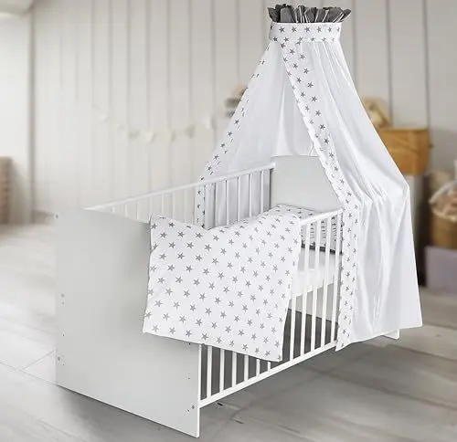 Produktbild: Schardt - Baby Komplettbett 70x140cm - Classic White Big Stars Grey - mitwachsendes Gitterbett aus Massivholz - 3 Teilig inkl. Matratze, Himmelstange und Textil-Set - höhenverstellbar und umbaubar