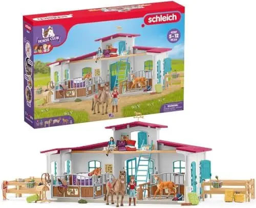 Produktbild: schleich HORSE CLUB | Reiterhof 42567 | Pferdestall mit Hannah, Lisa, 3 Pferden und viel Zubehör | tolles Geschenk für Mädchen und Jungen | Pferde Spielzeug für Kinder ab 5 Jahren | Set aus 115 Teilen