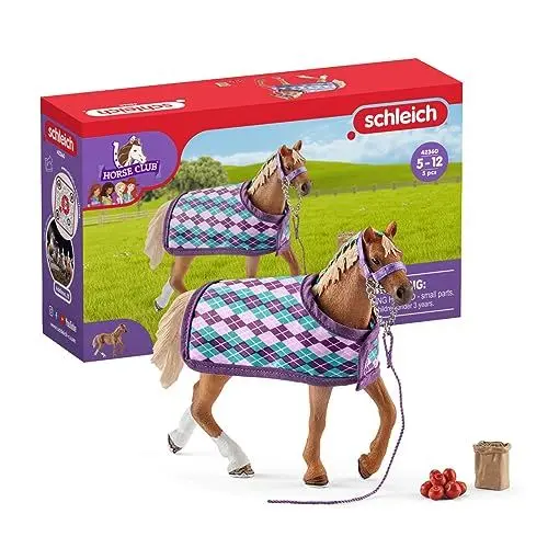Produktbild: schleich HORSE CLUB 42360 5-Teiliges Pferde Figuren Set Englisches Vollblut - Realistische Turnierpferd Pferde Figur mit Zubehör wie Satteldecke, Leine, Äpfeln - Kreatives Pferde Spielzeug ab 5 Jahren