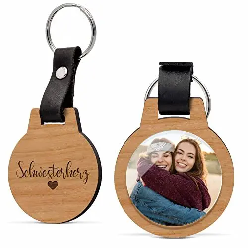 Produktbild: CHRISCK design Schlüsselanhänger mit Foto und Gravur aus Voll Holz - absolut kratzfest! Anhänger mit vielen Motiven z.B. für Schwester Bruder Opa Paare - personalisiertes Geschenk Oma