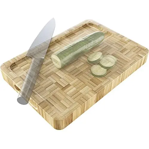 Produktbild: Schneidebrett aus 100% FSC zertifiziertem Bambus – vielseitiges Holz Frühstücksbrettchen mit Saftrinne & Griffmulden (praktisches Küchen Gadget, smarter Küchenhelfer & Küchenbrett) von KD Essentials
