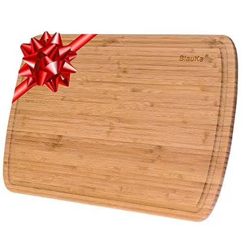 Produktbild: Schneidebrett aus Holz mit Saftrille (45x31cm) – Extra Großes Bambus Küchenbrett, Servierplatte für Fleisch, Käse, Gemüse, Wurst – Holzbrett Küche Groß, Brotbrett, Frühstücksbrettchen – BlauKe®