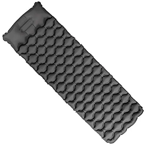 Produktbild: Schwarzwolf outdoor SAJAMA Luftmatratze mit integriertem Kissen in Nylonhülle mit Kordelzug verpackt. 2 Ventile zum Aufblasen, wasserdicht