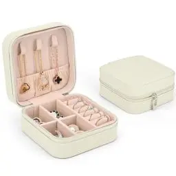 Produktbild: Sciphylia Schmuckkästchen für Damen Mädchen Klein PU-Leder Schmuckkasten Reise Schmuckaufbewahrung mit Samtfutter für Ringe Ohrringe Armbänder Halsketten Weihnachten Geburtstag, Weiß