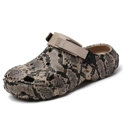 Produktbild: SECHRITE Gartenschuhe Herren Clogs Damen Hausschuhe Gummischuhe Sommer Gartenclogs Unisex Schlangenmuster Leicht Atmungsaktiv Wasserdicht rutschfest Eva Pantoletten Khaki 39-40 EU