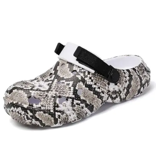Produktbild: SECHRITE Gartenschuhe Herren Clogs Damen Hausschuhe Gummischuhe Sommer Gartenclogs Unisex Schlangenmuster Leicht Atmungsaktiv Wasserdicht rutschfest Eva Pantoletten Weiß 44 EU
