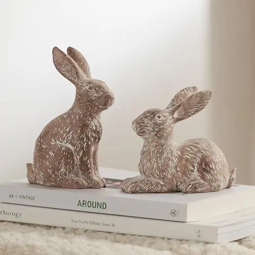 Produktbild: Set aus 2 Osterhasen Figuren aus Resin, Braune Hase Deko für Frühlings- und Osterdekoration, Modernes Osterhasen Figuren Set für Tisch, Fensterbank und Regal, Ostern Dekoration, Geschenkidee