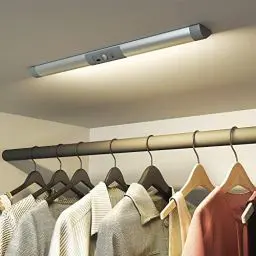 Produktbild: SIBI LED Licht mit Bewegungsmelder, USB Wiederaufladbar Schrankbeleuchtung, Augenschutz Design Kleiderschrank Beleuchtung, Stick an überall für Schrank, Treppen, Flur, Normales Weiß 4000K, 1 Stück