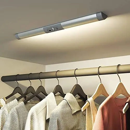 Produktbild: SIBI LED Licht mit Bewegungsmelder, USB Wiederaufladbar Schrankbeleuchtung, Augenschutz Design Kleiderschrank Beleuchtung, Stick an überall für Schrank, Treppen, Flur, Normales Weiß 4000K, 1 Stück