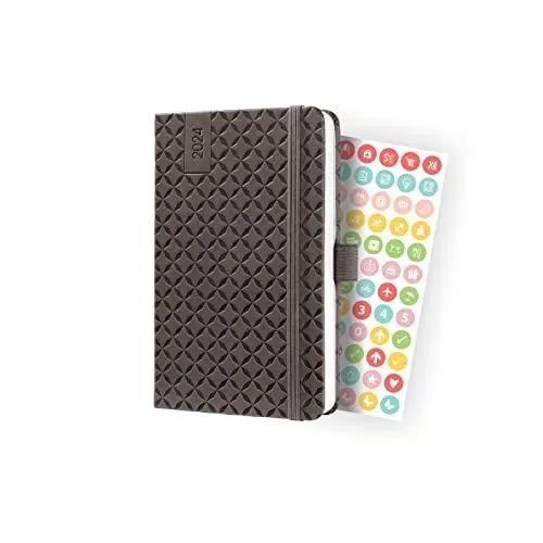 Produktbild: SIGEL J4122 Wochenkalender Jolie 2024, ca. A6, braun, Hardcover, Gummiband, Stiftschlaufe, Einstecktasche, 174 Seiten, aus nachhaltigem Papier, Terminplaner