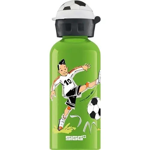 Produktbild: SIGG - Alu Trinkflasche Kinder - KBT Footballcamp - Auslaufsicher & Bruchsicher - Federleicht - BPA-frei - Klimaneutral Zertifiziert - Sport & Schule - Grün mit Fußballspieler - 0,4L