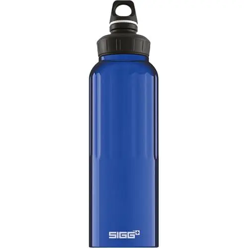 Produktbild: SIGG - Alu Trinkflasche - Sportflasche WMB Traveller Dunkelblau - Klimaneutral Zertifiziert - kohlensäurehaltige Getränke - Auslaufsicher - Federleicht - BPA-frei - Outdoor, Sport & Fitness - 1,5L