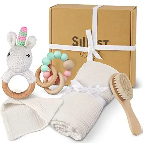 Produktbild: SILKIST Baby Geschenk zur Geburt Hochwertiges Set aus Musselin Tuch, Rassel, Beißring, Lätzchen & Haarbürste für Babys 100% Bio Baumwolle für Mädchen & Junge Bunt