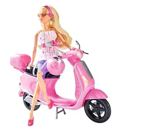 Produktbild: Simba 105730282 - Steffi Love Chic City Scooter, Steffi mit pinkfarbenem Roller, mit Helm und Helmfach, Ankleidepuppe, 29cm, für Kinder ab 3 Jahren