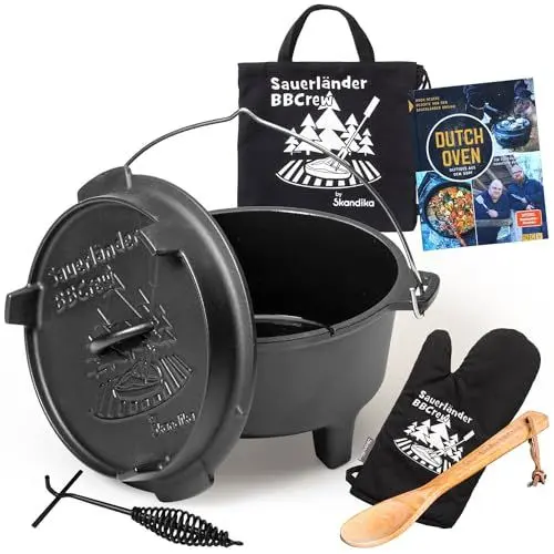 Produktbild: Skandika Dutch Oven der Sauerländer BBCrew 8 L | Gusseisen Topf mit Emaillierung inkl. Rezeptbuch, Deckelheber & Extras | Spülmaschinenfest | Mit Füßen | Feuertopf für Grillen, Camping