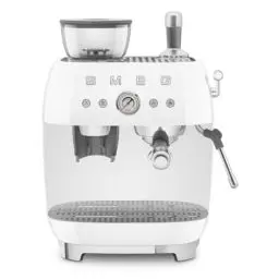 Produktbild: Smeg, EGF03WHEU, manuelle Espressomaschine, mit integrierter Kaffeemühle, Thermoblock, 4 Temperaturstufen, Dampfdüse und Druckmesser, 1-l-Tank, kompakte Größe, 1350 W, Weiß