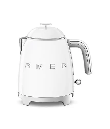 Produktbild: Smeg, Kleiner elektrischer Wasserkocher KLF05WHEU 0,8 L, Edelstahlfilter, Sicherheitsabschaltung, Wasserstandsanzeige, rutschfester Boden und integrierte Kabelaufwicklung, Leistung 1400W, Weiß