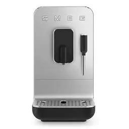 Produktbild: Smeg, Automatische Espressomaschine BCC12BLMEU, Dampffunktion, Integrierte Kaffeemühle, Thermoblock-System, 1,4-Liter-Tank, Herausnehmbare Tropfschublade, Kompakte Größe, 1350 W, Schwarz