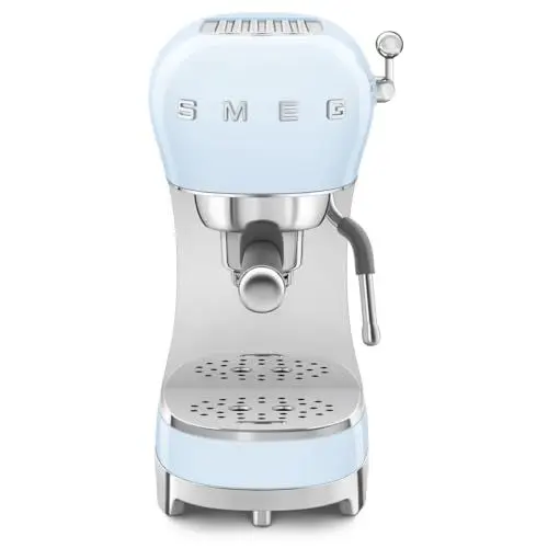 Produktbild: Smeg, Espresso-Kaffeemaschine ECF02PBEU, Cappuccino-Dampfunktion, Thermoblock, großes Tassengehäuse und Doppelkaffeefunktion, 1 L Wassertank, benutzerfreundliches Bediensystem, 1350 W, Himmelblau