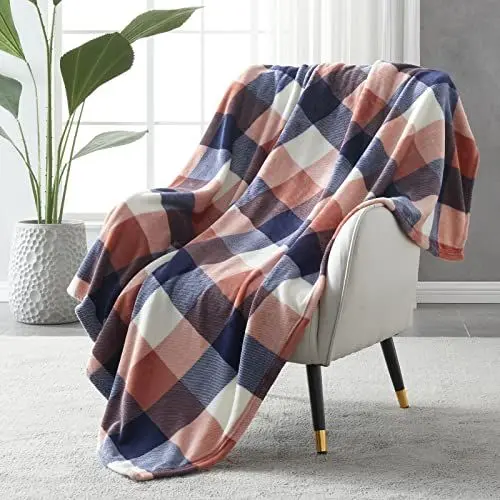 Produktbild: SOCHOW Flanell Fleecedecke 150 × 200 cm, ganzjährig Korallerosa Karierte Decke für Bett, Couch, Auto
