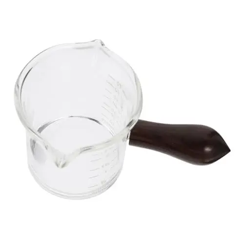 Produktbild: SOLUSTRE Mini Glas Milchkrug mit Holzgriff Doppelter Ausguss Messbecher für Espresso Milchaufschäumer und Kaffeesirup Hitzebeständig Vielseitig für Küche und Gastronomie