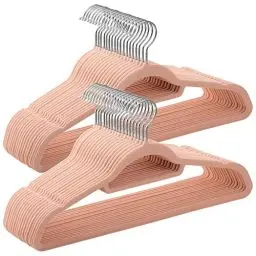 Produktbild: SONGMICS Kleiderbügel Samt, 50er Set, Bügel, rutschfest, kleine Stange für Krawatten, 360° drehbarer Haken, 0,6 cm dick, platzsparend, 43,5 cm lang, für Mäntel, Hosen, Silber-Hellrosa CRF50PK