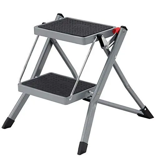 Produktbild: SONGMICS Trittleiter mit 2 Stufen, zusammenklappbar, Trittbreite 20 cm, Gummi, rutschfest, mit Griff, Belastung 150 kg, aus Stahl, Grau und Schwarz GSL002GY01