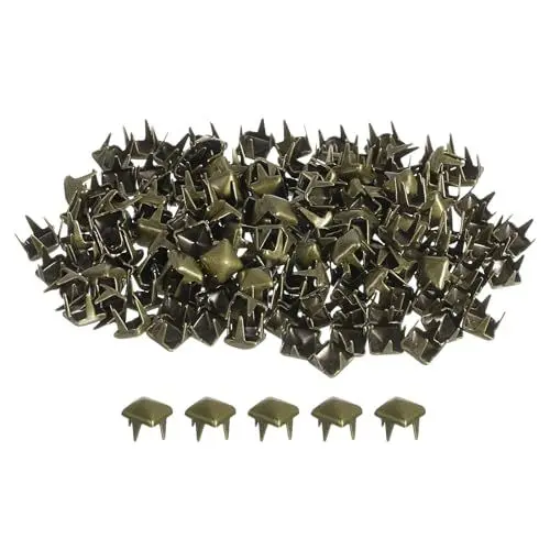 Produktbild: sourcing map 150 Stück Quadratische Pyramiden-Nieten für Kleidung, 4 mm Vier-Kiefer-Stollen-Spikes, Kupfer Punk Rock Nagelkopf-Spots für Taschen, Schuhe, Lederverarbeitung (Bronze Ton)