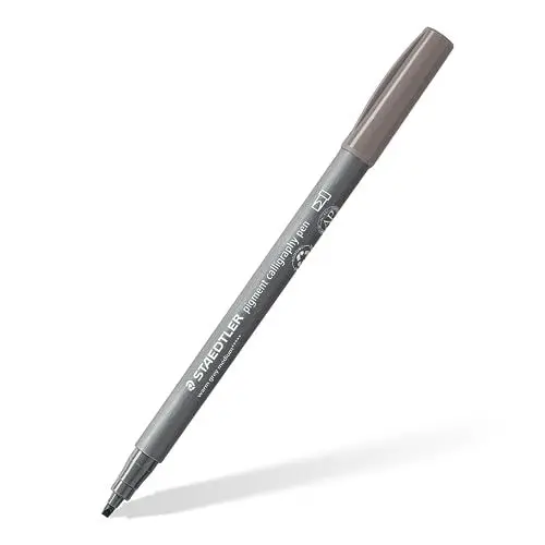 Produktbild: STAEDTLER Kalligraphie Fasermaler pigment Arts, medium warmgrau, 2,00 mm Kalligraphiespitze, pigmentierte Premium-Zeichentusche, wasserfest, 10 Handlettering Filzstifte im Kartonetui, 375-84