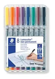Produktbild: STAEDTLER Universalstift Lumocolor non-permanent, breite Keilspitze ca. 1,0 - 2,5 mm, feucht abwischbar, für fast alle Oberflächen, 8 Folienstifte in sortierten Farben, 312 WP8