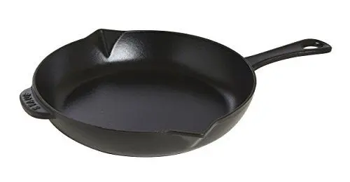 Produktbild: STAUB Bratpfanne / Schmorpfanne aus Gusseisen, 26 cm, mit Ausgießer, mit mattSchwarzer Emaillierung im Inneren der Pfanne, für alle Herdarten inkl Induktion & Backofen, Schwarz