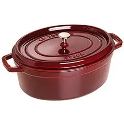 Produktbild: STAUB Gusseisen Bräter/Cocotte, Oval 31 cm, 5,5 L, Aromaregen Funktion für optimale Befeuchtung, Für alle Herdarten inkl. Induktion & Backofen, Grenadine