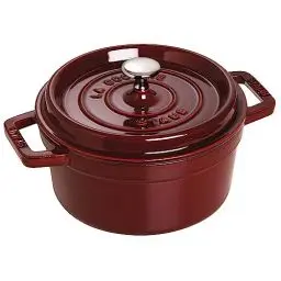 Produktbild: STAUB Gusseisen Bräter/Cocotte, Rund 22 cm, 2,6 L, Aromaregen Funktion für optimale Befeuchtung, Für alle Herdarten inkl. Induktion & Backofen, Grenadine Rot
