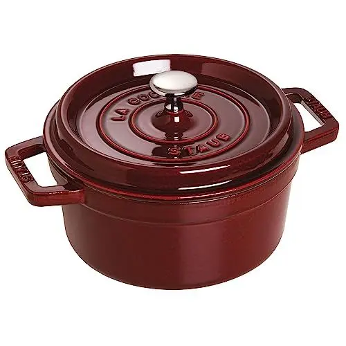 Produktbild: STAUB Gusseisen Bräter/Cocotte, Rund 22 cm, 2,6 L, Aromaregen Funktion für optimale Befeuchtung, Für alle Herdarten inkl. Induktion & Backofen, Grenadine Rot