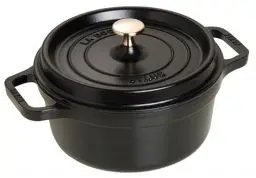 Produktbild: STAUB Gusseisen Bräter/Cocotte, Rund 22 cm, 2,6 L, Aromaregen Funktion für optimale Befeuchtung, Für alle Herdarten inkl. Induktion & Backofen, Schwarz