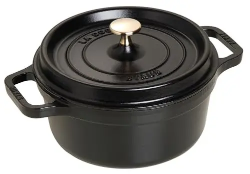 Produktbild: STAUB Gusseisen Bräter/Cocotte, Rund 22 cm, 2,6 L, Aromaregen Funktion für optimale Befeuchtung, Für alle Herdarten inkl. Induktion & Backofen, Schwarz
