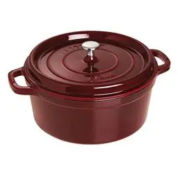 Produktbild: STAUB Gusseisen Bräter/Cocotte, Rund 28 cm, 6,7 L, Aromaregen Funktion für optimale Befeuchtung, Für alle Herdarten inkl. Induktion & Backofen, Grenadine Rot