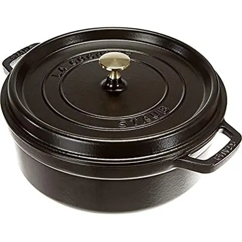 Produktbild: STAUB Gusseisen Bräter/Cocotte, Rund & Flach, 26 cm, 4 L, Aromaregen Funktion für optimale Befeuchtung, Für alle Herdarten inkl. Induktion & Backofen, Schwarz