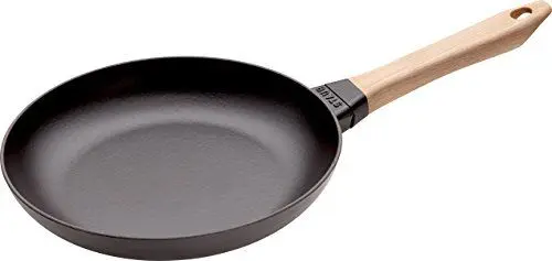 Produktbild: STAUB Gusseisen Pfanne mit Holzgriff, 26 cm, mit mattSchwarzer Emaillierung im Inneren der Pfanne, für alle Herdarten inkl Induktion & Backofen, Schwarz
