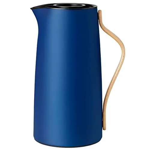 Produktbild: Stelton Kaffee-Isolierkanne Emma - Edelstahl-Thermoeinsatz, doppelwandig isoliert - Thermoskanne/Kaffeekanne/Teekanne mit Buchenholzgriff, Easy-Click-Deckel - 1,2 Liter, glänzendes Finish, Dunkelblau
