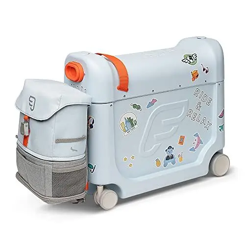 Produktbild: Stokke JetKids Reiseset, Blue - Enthält Aufsitzkoffer & Bordbett + Verstellbares, leichtes & erweiterbares Crew Backpack - Reiseutensilien für Kids - Ideal für Kinder von 3-7 Jahren