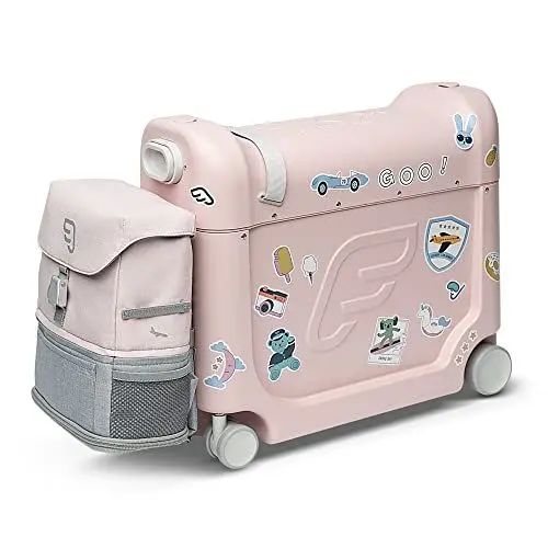 Produktbild: Stokke JetKids Reiseset, Pink - Enthält Aufsitzkoffer & Bordbett + Verstellbares, leichtes & erweiterbares Crew Backpack - Reiseutensilien für Kids - Ideal für Kinder von 3-7 Jahren
