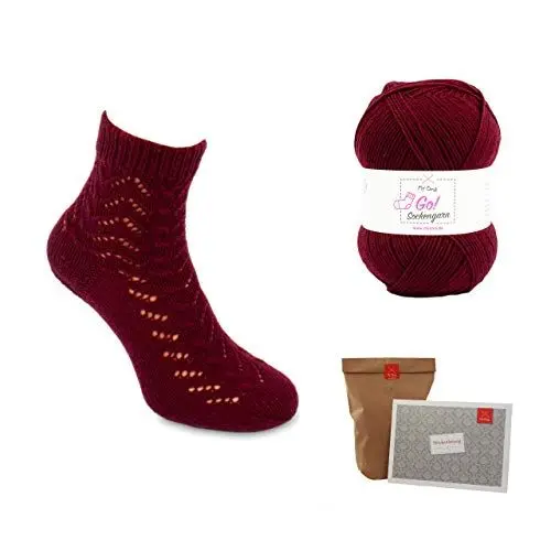 Produktbild: Stricken Socken Set -Oma Siggis Schneewittchensocken Bordeaux- Strickset Socken 1x Sockenwolle rot – Socken Stricken Anleitung + GRATIS Label - Sockenwolle einfarbig - Socken Strickset von Myoma