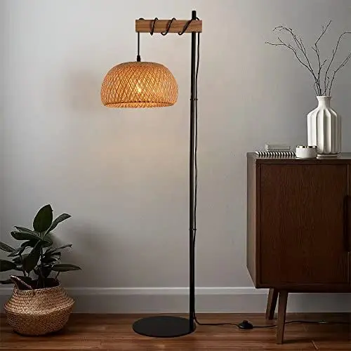 Produktbild: SUNLLOK Boho Rattan Stehlampe für Wohnzimmer, industrielle Bambus Lampenschirm Holz Stehlampe mit Fußschalter, moderne schwarze geflochtene hohe Licht für Küche Insel Schlafzimmer Büro