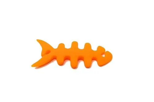 Produktbild: SYSTEM-S Kabelmanager Wrap Kabelaufroller Fischform Silikon Aufwickler Kabelschutz für Kopfhörer in Orange