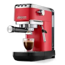 Produktbild: Tchibo Siebträger Espressomaschine Lapressa (15 bar, 980ml Wassertank), Pre-Infusion Technologie, mit 2-Tassen-Funktion und Milchschaumdüse, inkl. zwei doppelwandigen Sieben (Rot)