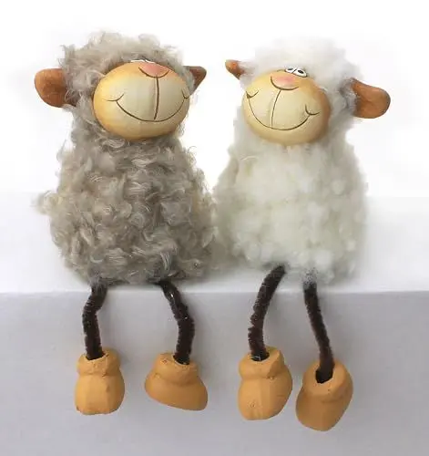 Produktbild: TEMPELWELT® Deko Figur Kantenhocker Lämmer Schäfchen im 2er-Set je 13 cm lang, Ton/Kunstfell weiß grau, Schaf Lämmchen Regalsitzer mit Schlenkerbein Schnurbeine