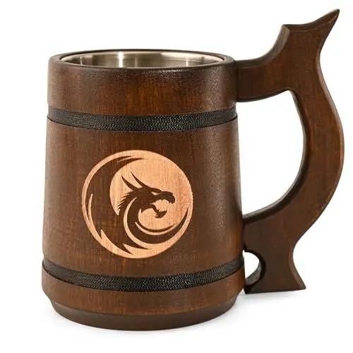 Produktbild: TESLYAR Bierkrug mit Gravur 0.6 L aus Eichenholz Braun - Mittelalter Wikinger Becher mit Drachengravur | Drachen Maßkrug, Bierfass Miniatur für Bier | Ideale Bier Geschenke für Männer und Frauen