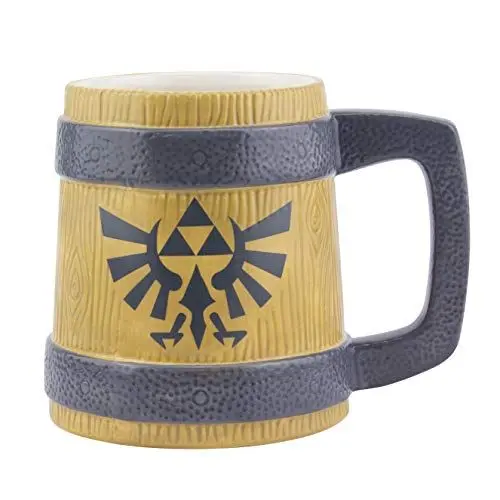Produktbild: The Legend of Zelda Hyrule Crest Tasse - 600 ml Keramik-Bierkrug-Stil Kaffeetasse, Holzfass-Design, perfekt für Gamer & Sammler, offizielles Nintendo-Produkt